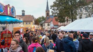 Großveranstaltung mit Schaustellern, Geschäftsleuten, Vereinen und Tausenden Besuchern: die Kerwe in Feudenheim. Aber das Geld reicht nicht.