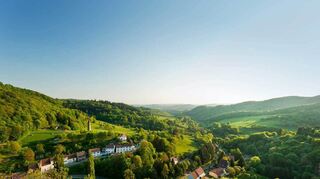 Fast jeder Anstieg auf dem Pfälzer Höhenweg wird mit einer atemberaubenden Aussicht belohnt – wie hier an der Ruine Falkenstein.