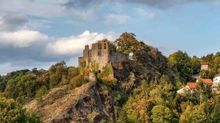 Beeindruckend: Die Burgruine Falkenstein steht auf einem ehemaligen Vulkanschlot hoch über dem Ort Falkenstein.