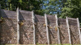 Sehenswert: Der Keltenwall auf dem Donnersberg.