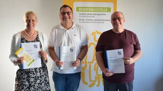 Die Erste Kreisbeigeordnete Diana Stolz (v.l.), der Leiter des Bergsträßer Jugendamtes Kai Kuhnert und Frank Occhionero, Leiter der Beratungsstelle.