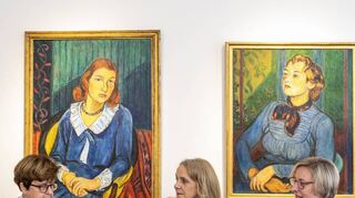 Drei Damen vor Purrmanns „Damen mit blauem Pullover“: Bürgermeisterin Monika Kabs (v. l.), Museumsleiterin Maria Leitmeyer und OB Stefanie Seiler im Purrmann-Haus.