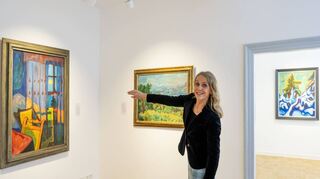 Während einer Führung erläutert Leiterin Maria Leitmeyer die Bilder „Abend im Zimmer“ von Karl Schmidt-Rottluff und „Landschaft bei Gentilino“ von Hans Purrmann. Im Hintergrund sind Schmidt-Rottluffs „Tannen im Schnee“ zu sehen.