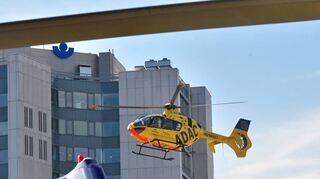 Ein Rettungshubschrauber landet an der BG Klinik in Ludwigshafen.