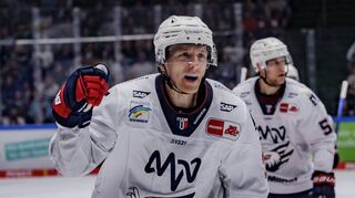 Torschütze: Markus Hännikäinen feiert seinen Unterzahltreffer zum zwischenzeitlichen 5:1 für die Adler.