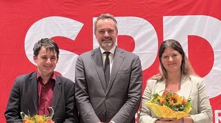 Die nominierten Kandidaten Sebastian Camarero Garcia (links) und Annalena Wirth. Dazwischen steht der Europaabgeordnete Rene Repasi.