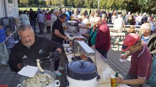 Weißwürste satt: Michael Weigele (links) serviert auf dem Oktoberfest die bayerischen Schmankerln.