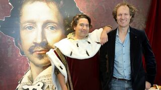 Museumsdirektor Alexander Schubert (r.) zeigt Elias Hauck die Medienstation mit seinem Kurzvideo zu König Ludwig I.