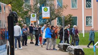 Das Verkehrskonzept ist aufgegangen: 53 Prozent der Gäste sind mit öffentlichen Verkehrsmitteln – hier der Busausstieg vor Spinelli – gekommen.