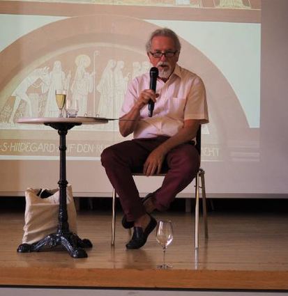 Weinkenner und Altdekan Karl Hans Geil weiß viel zu berichten.