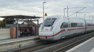 Fernzüge werden rund eine halbe Stunde länger brauchen, wenn die Riedbahn saniert wird.