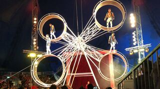 Waghalsig: Für Mannheims Weihnachtscircus haben die Gerlings aus Kolumbien das gefürchtete Todesrad verdoppelt.