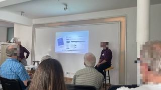 Zwischenfragen verboten: Die beiden Referenten Holger (links) und Kevin (rechts) erklären das Währungssystem im Königreich Deutschland.