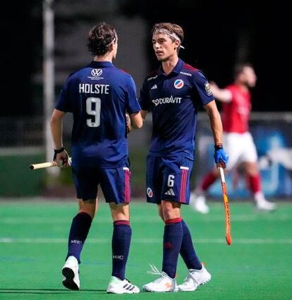 Luis Holste (l.), und Raphael Hartkopf klatschen nach dem Derbysieg ab.