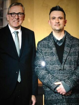 Ante P. bei seiner Einbürgerung mit Oberbürgermeister Peter Kurz.