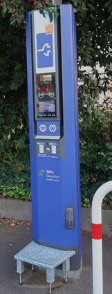Eine Ladesäule der EnBW steht am Festplatz.