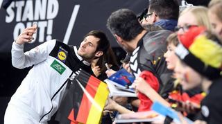 Selfie mit den Fans: Auch Uwe Gensheimer genoss bei der WM 2019 das Bad in der Menge.