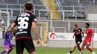 Schuss ins Glück: Benyas Solomon Junge-Abiol erzielt hier den siegbringenden Treffer für die Würzburger Kickers bei Türkgücü München.