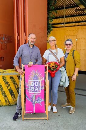 BUGA 23-Geschäftsführer Michael Schnellbach begrüßte die zweimillionste Besucherin Andrea Seitz (Mitte) und ihre Freundin Christa Löffler mit Blumen und einem Liegestuhl.