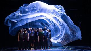 Die Compagnie Rosas der belgischen Choreographin Anna Teresa Keersmaeker kam mit „Exit Above“ auf die festliche Theaterbühne des Pfalzbaus.