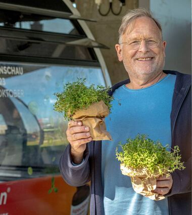 Dietrich Grönemeyer macht sich mit zwei Thymian-Töpfchen bereit zur Abfahrt mit der Seilbahn auf dem Buga-Gelände.