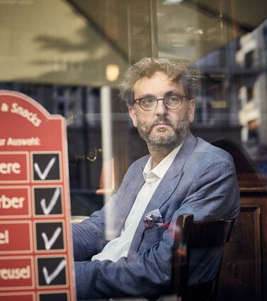Bestimmt einer seiner Lieblingsorte zum Nachdenken: Enjoy-Jazz-Festivalchef Rainer Kern im Café.