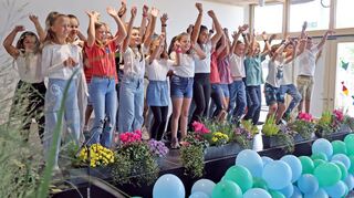 Freudige Begrüßung: Der gut 30-köpfige Franklin-Schulchor heißt die Gäste der offiziellen Neubau-Eröffnung in der künftigen Mensa willkommen.