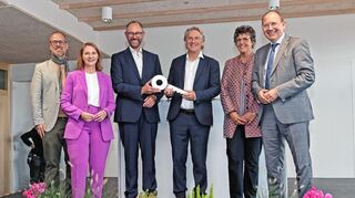 Symbolische Schlüsselübergabe (v.l.): Bürgermeister Grunert, Staatssekretärin Boser, Peter Doberass (BBS), Rektor Oliver Gunter, Regierungspräsidentin Felder, OB Specht.