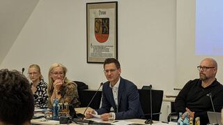 Bürgermeister Thorsten Walther (im Anzug) leitete am Donnerstagabend seine erste reguläre Gemeinderatssitzung.