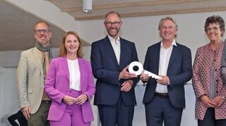 Symbolische Schlüsselübergabe (v.l.): Bürgermeister Grunert, Staatssekretärin Boser, Peter Doberass (BBS), Rektor Oliver Gunter, Regierungspräsidentin Felder, OB Specht.