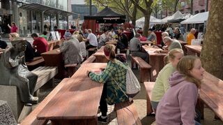 Auf den Kapuzinerplanken können Besuchende den Herbstmarkt und den „Alternativen Genuss-Markt“ erleben.