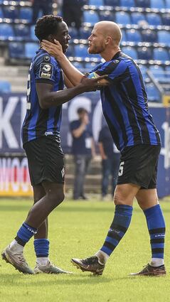 Streicheleinheiten vom Kapitän: Marcel Seegert (r.) herzt Kennedy Okpala.