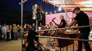 Volles Haus und fetzige Garagen-, Rock- und Beatmusik am Abend auf der Beachbühne am Alter.