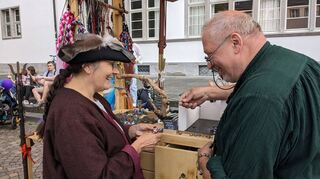 Die Marktfahrer Antje Theisen und Rudi Schumacher an ihrem Stand auf dem Mittelaltermarkt, an dem sie unter anderem Glasfiguren verkaufen.