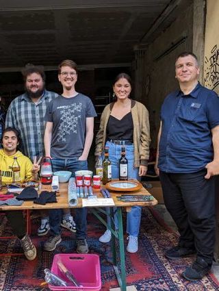 Mitglieder des Vereins „Murx“ an ihrem Flohmarktstand in der Oberbadgasse.
