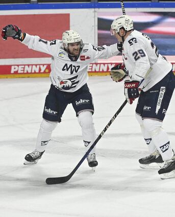 Glücksmoment: Kris Bennett (l.) bejubelt mit Denis Reul den ersten seiner insgesamt drei Treffer gegen Köln.