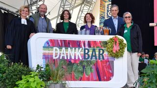 Dankbarkeit aus verschiedenen Perspektiven: v.l. Nina Roller, Michael Schnellbach, David Graffeo, Susanne Kammer, Wolfgang Moritz und Barbara Kraus beim Erntedankgottesdienst auf der Hauptbühne der Bundesgartenschau.