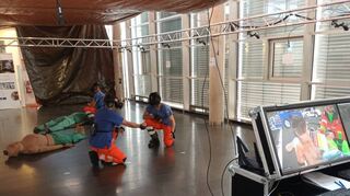 Notärzte der Heidelberger Klinik für Anästhesiologie trainieren einen Rettungseinsatz unter „Mixed Reality“-Bedingungen.