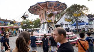 Auch die Fahrgeschäfte lockten zahlreiche Besucherinnen und Besucher auf die Kerwe in Edingen.