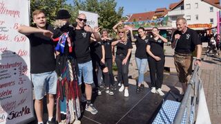 Die Kerweschlumpel (2.v.l.) bei ihrer traditionellen Inthronisation.