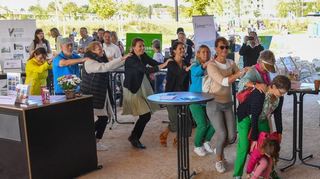 Gute Stimmung: Eine Polonaise geht durch den Pavillon der Metropolregion beim ganztätigen Stiftungstag auf der Bundesgartenschau.