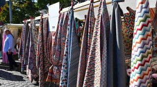 Der Stoffmarkt auf dem Marktplatz.