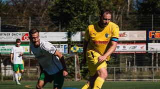 In dieser Szene setzt sich Riedrodes Kapitän und Torschütze Lukas Bamberg (r.) gegen den Lörzenbacher Tim Krauss durch. Am Ende jubeln aber die Gäste.