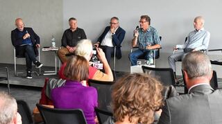 Das Podium (v.l.) Moderation Wolfgang Nieß, André Neu, Peter Kurz, Hermann Rütermann und Knut Feldmann bei der Podiumsdiskussion.