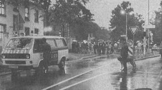 An den Tagen nach dem Vorfall war die Polizei stark vor der Asylbewerberunterkunft präsent. Dieses Bild erschien am 5. Juni 1992 im „MM“.