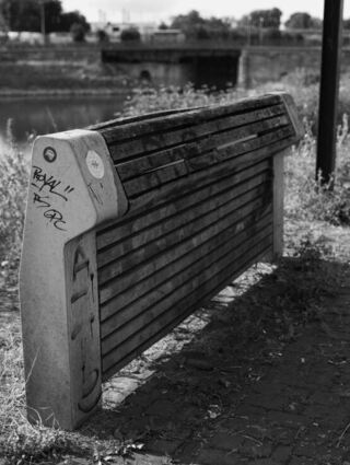 Solche Anlehnflächen, manchmal auch in Form von Stangen finden sich auch in Bahnhöfen.
