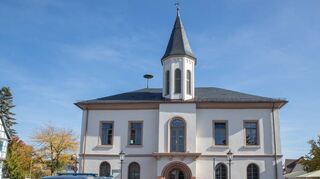 Die Polizeiwagen stehen am Montagvormittag vor dem Bibliser Rathaus, weil dort eine Bombendrohung eingegangen ist.