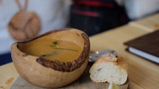 Bouillabaisse in der Olivenholzschale.