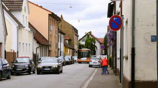 Auch im Stadtteil Sandhofen muss das Parken auf der Fahrbahn und auf dem Gehweg der teilweise sehr engen Straßen neu geregelt werden.