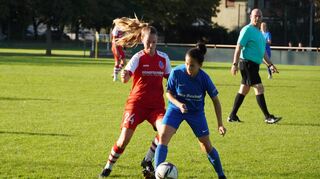Charuni Pfister und die Fußballerinnen des TSV Amicitia haben gegen den ATSV Mutschelbach den dritten Saisonsieg gefeiert.